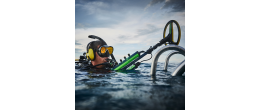 Taucher im Wasser mit Minelab Excalibur 2 Unterwasserdetektor.