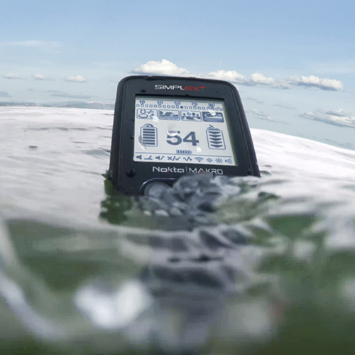 Display of Nokta Makro Simplex+ waterproof metal detector underwater.